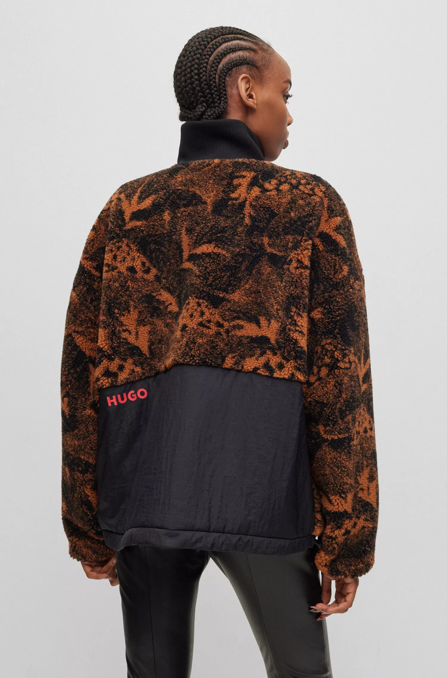 Jaqueta teddy estampada HUGO vermelha, modelagem relaxada e detalhes com o logotipo.