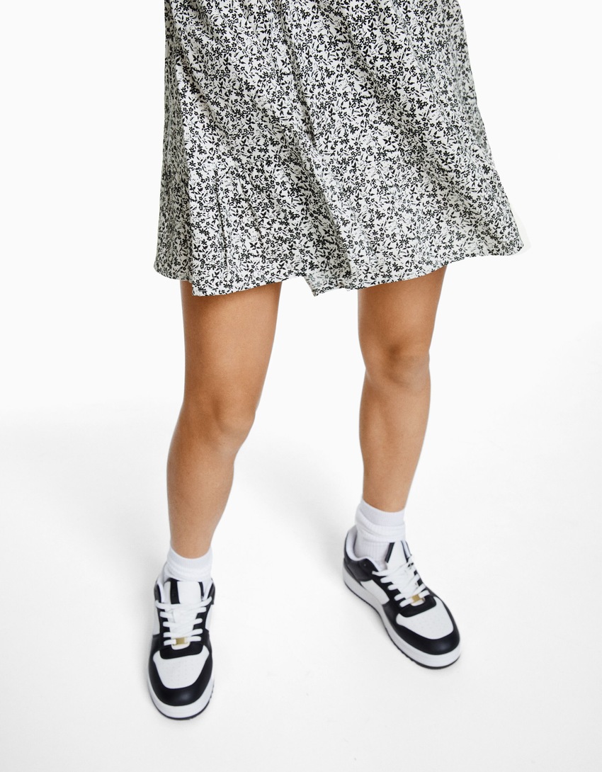 Vestido curto com estampa e decote halter