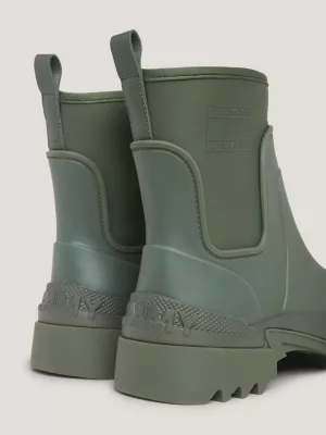 Botas de cano médio com travas emborrachadas
