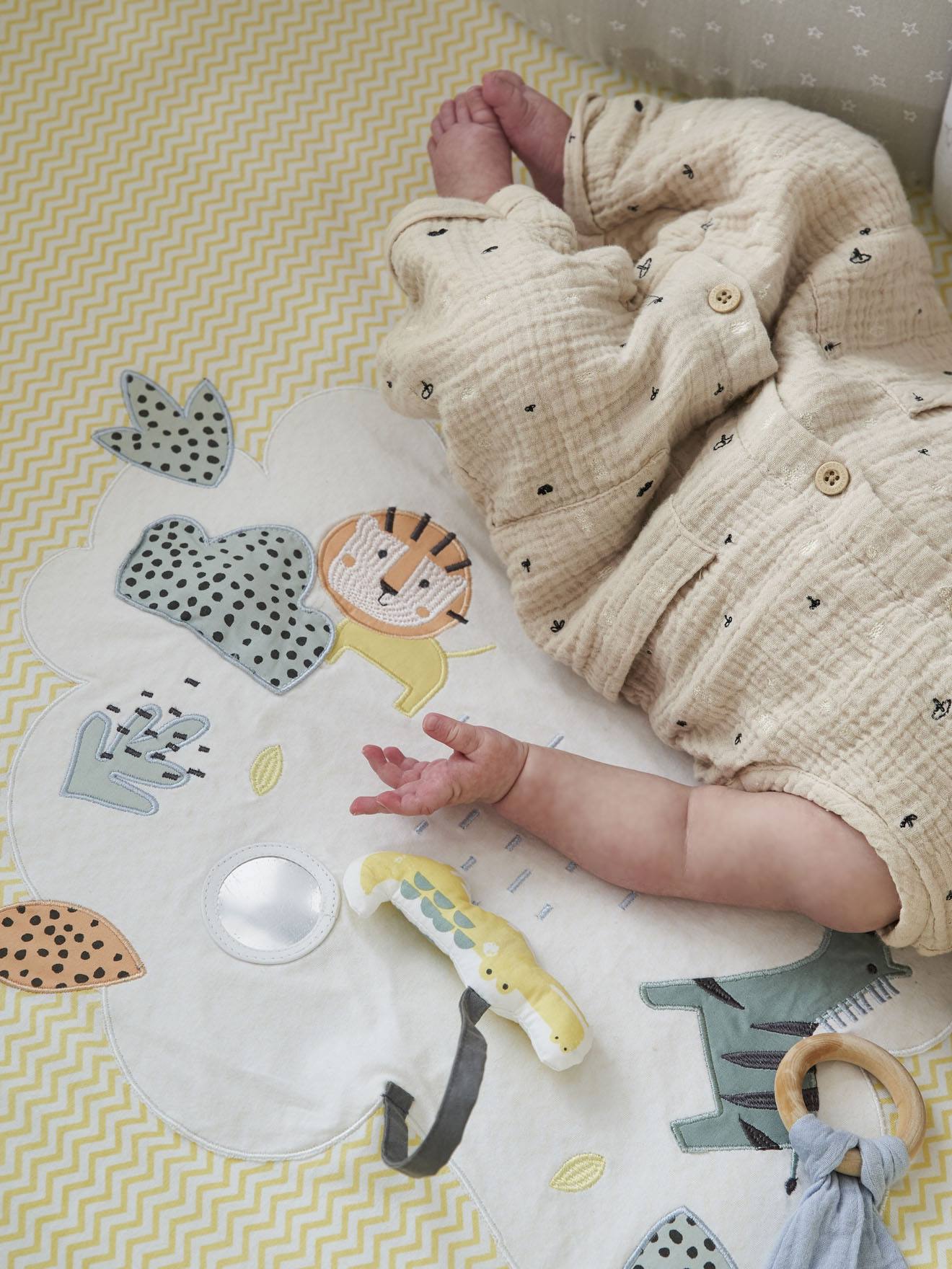 Pacote com 2 fundos estampados em branco transparente com tema de selva.