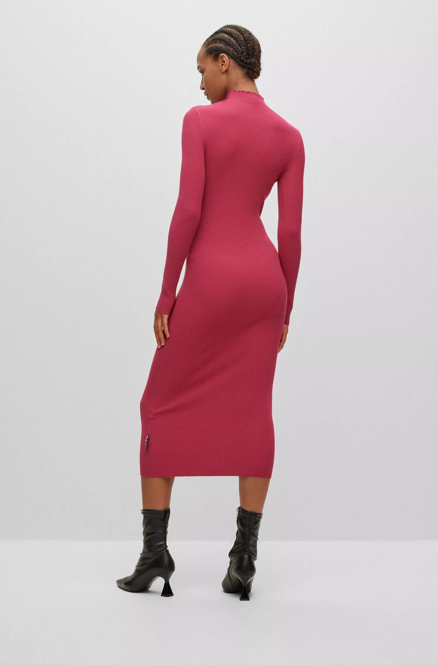 Vestido HUGO vermelho com gola franzida canelada e detalhe vazado.
