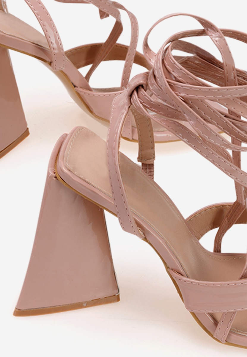 Sandales avec lacets sur le pied nude Nacosia