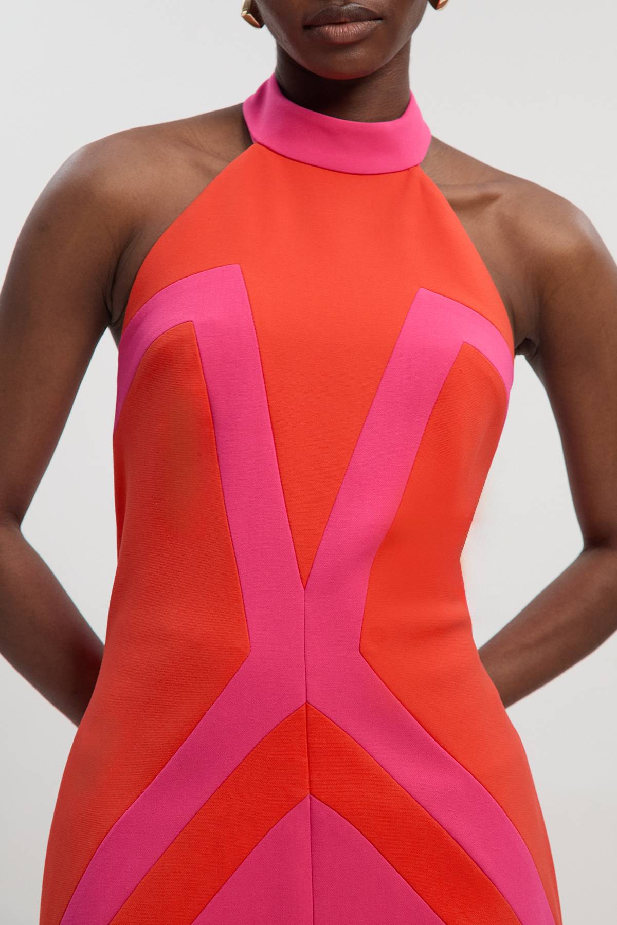 KarenMillen Robe Mi-Longue Ajustée à Col Licou en Maille Stretch à Blocs de Couleur