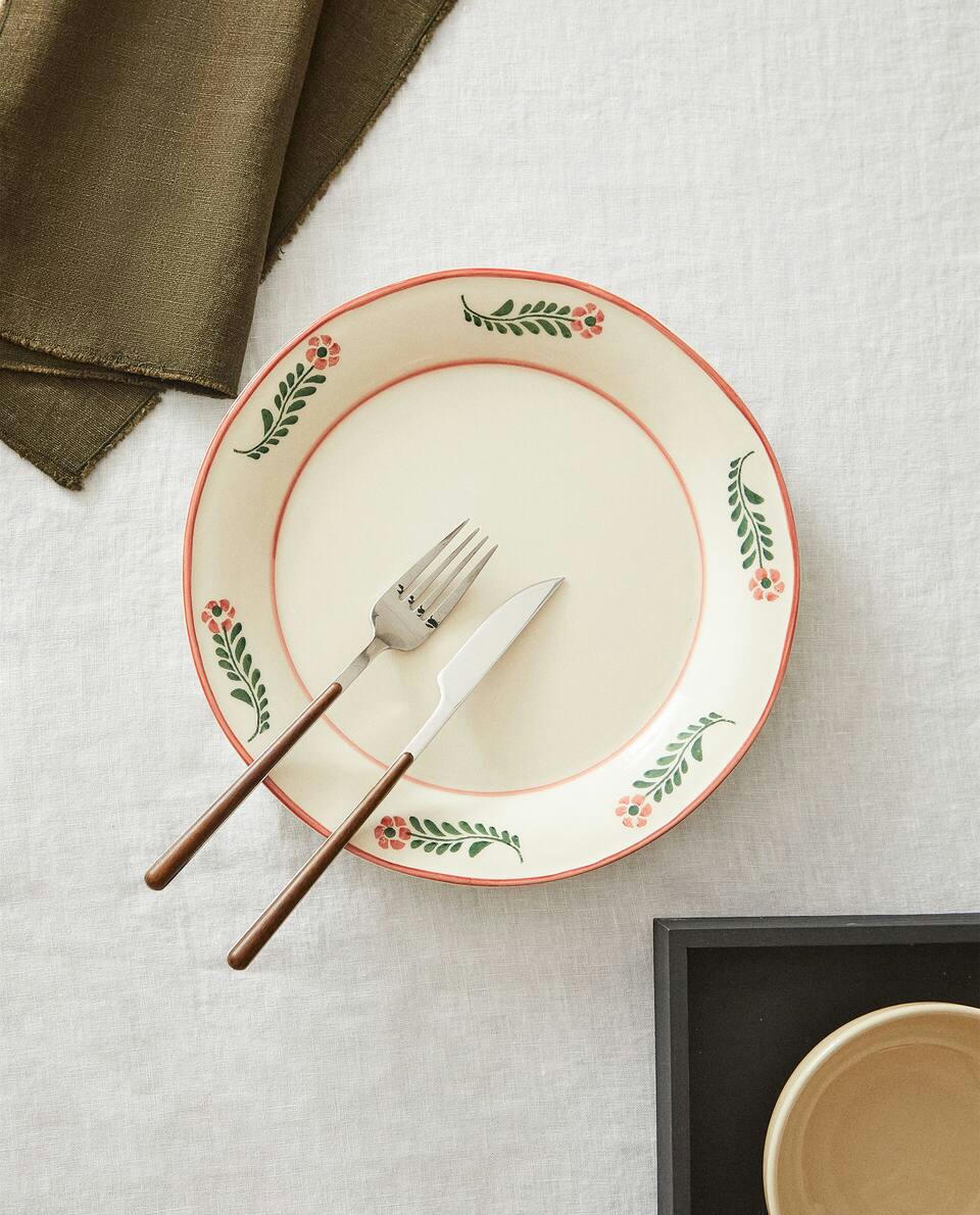 Louça de mesa de barro pintada com motivos florais