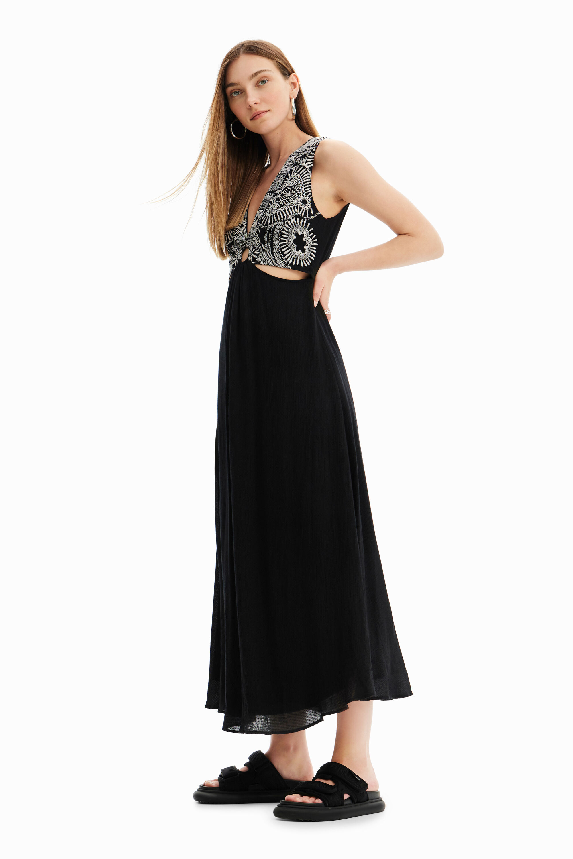 Robe longue brodée découpes
