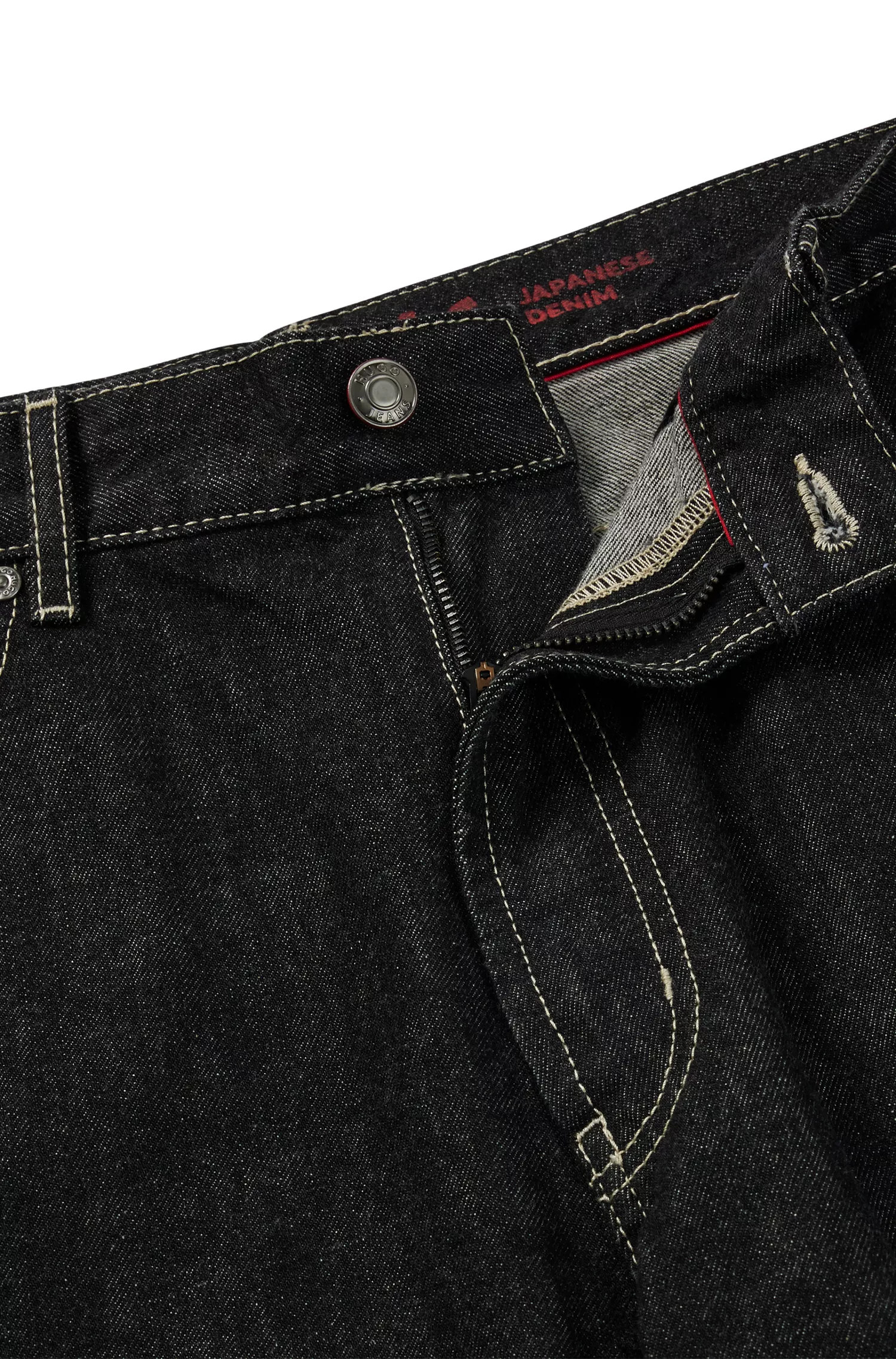 Calça jeans HUGO vermelha, modelagem folgada, em denim japonês rígido preto.
