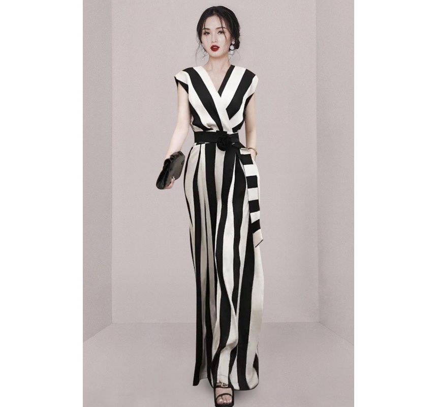 Aurora - Mouwloze V-hals gestreepte jumpsuit