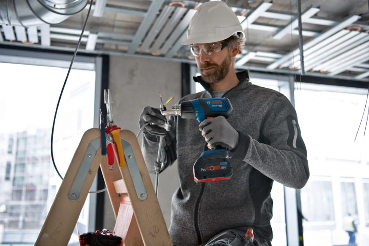 Bosch Professional  GHG 18V-50 Akku-Heißluftgebläse    Kompaktes Heißluftgebläse für die Unterstützung unterwegs