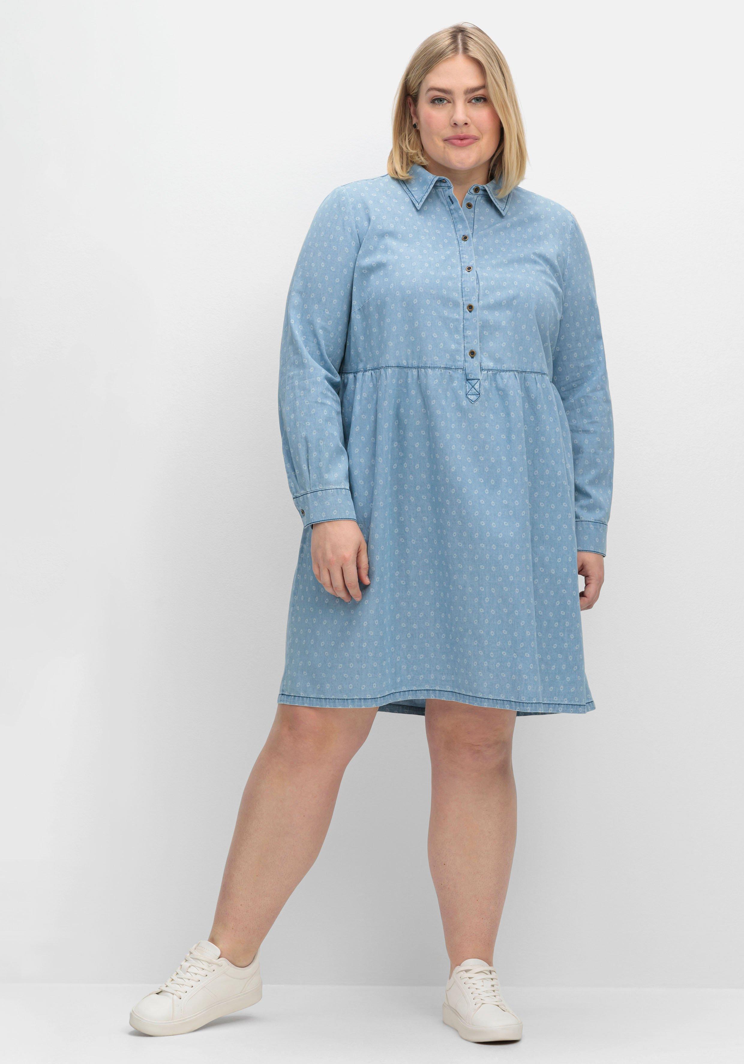 Kurzes Jeanskleid mit grafischem Print und Taschen