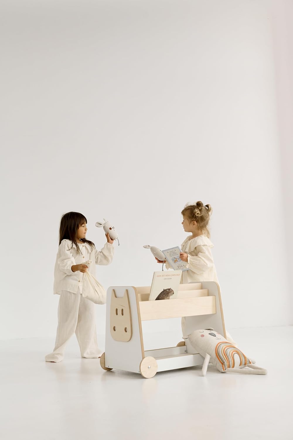 Babywood Holzbuchregal auf Rädern | sicheres Buchregal für Kinder | Kinderregal mit 2 Spielzeugkisten | Montessori-Buchregal | Lagerbuchregal | Bücherregal mit Zwei Holzspielzeugkisten