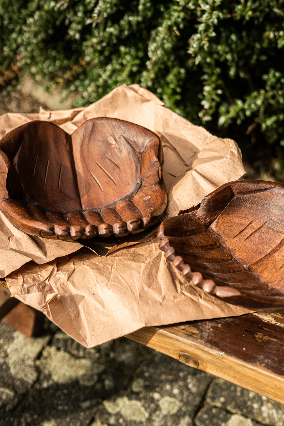 Holzschale 'Hände' L, Suarholz, T 24 cm, B 17 cm, H 6,5 cm von fischer's lagerhaus