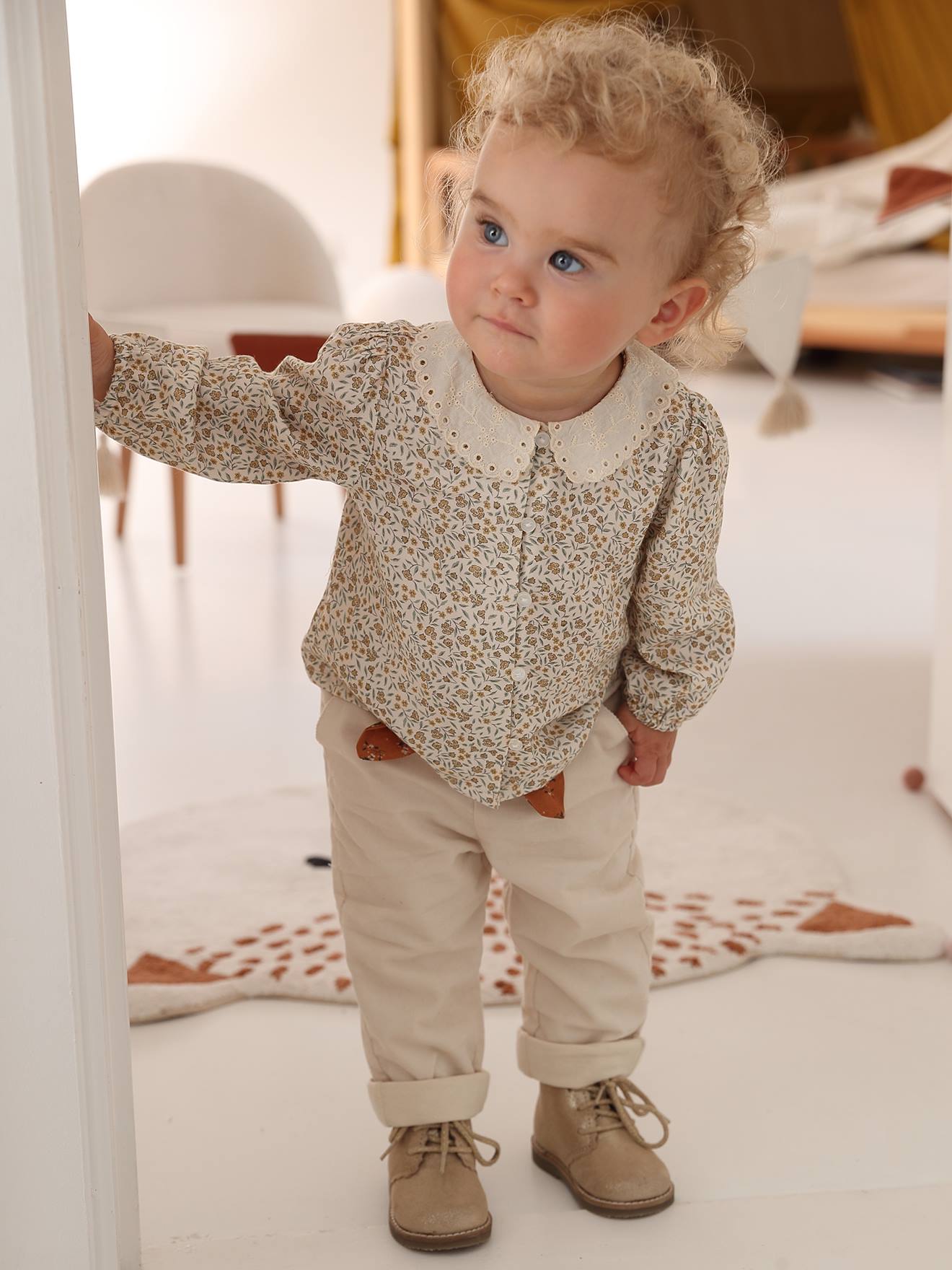 Blusa estampada com gola bordada para bebê na cor rosa antigo.