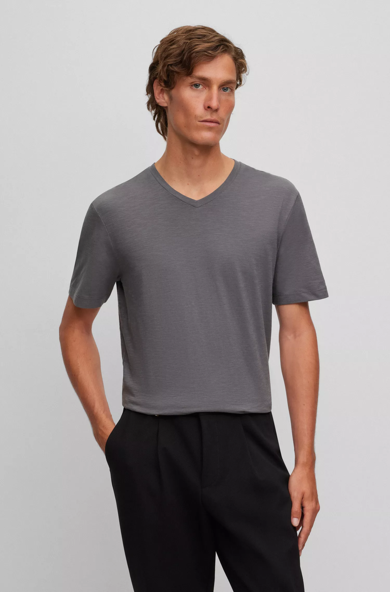Camiseta BOSS preta com decote em V em algodão mercerizado.