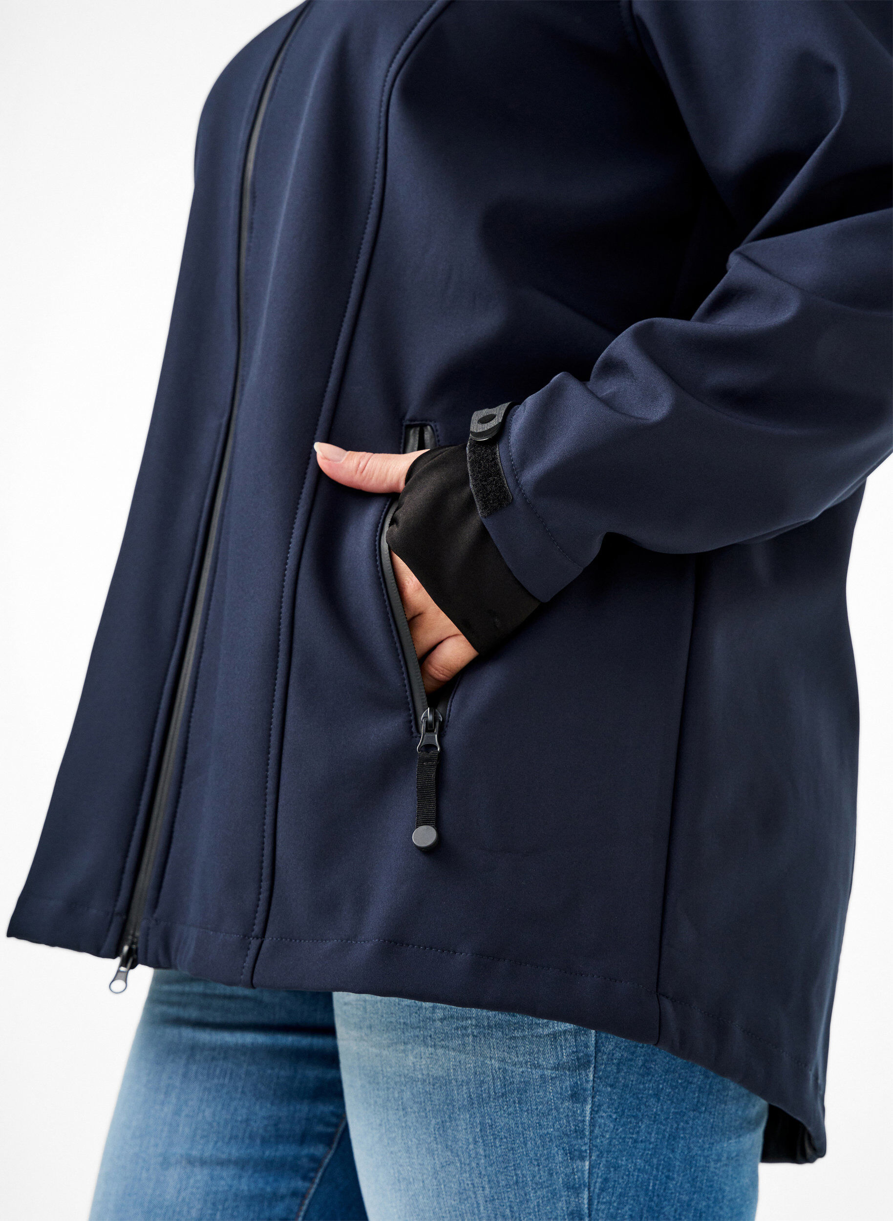 Kort softshell jakke med aftagelig hætte