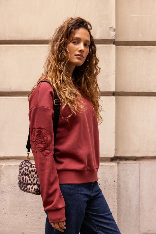 Rode sweater met embroidery