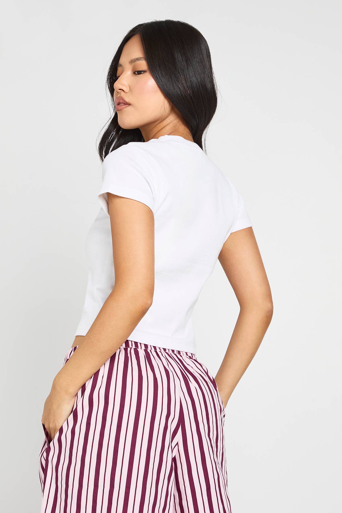 boohoo Haut Ajusté Côtelé Basique À Manches Courtes Petite