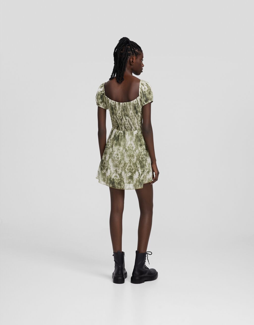 Vestido curto de chiffon estampado com mangas curtas