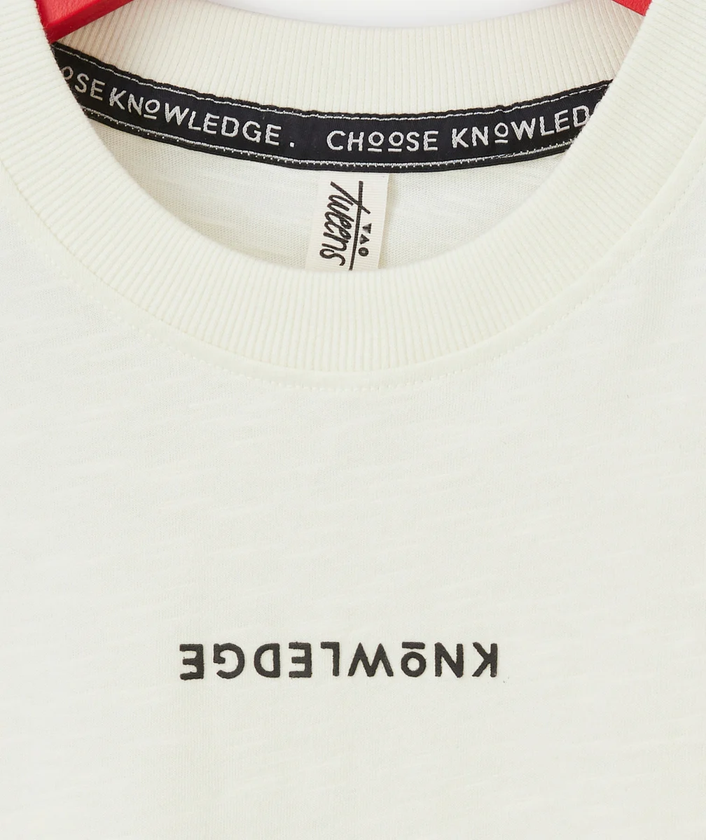 T-SHIRT GARÇON EN COTON ÉCRU AVEC MESSAGE EN RELIEF