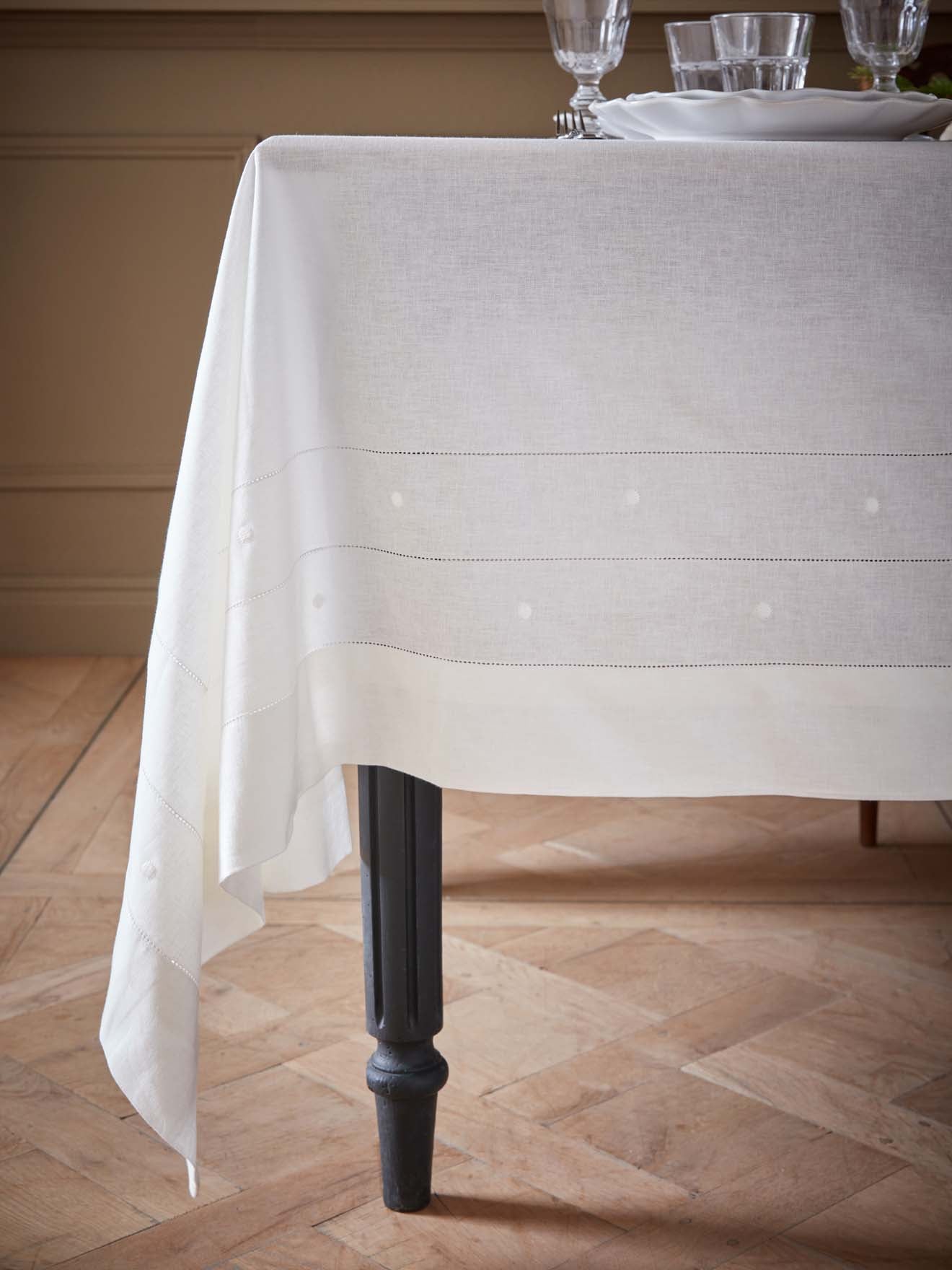 Nappe coton/lin à pois brodés
