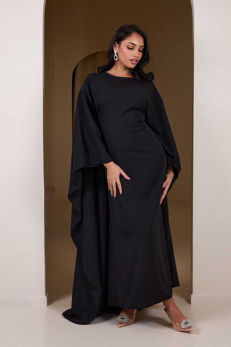 Robe noire ample à manches chauves-souris ceinturée