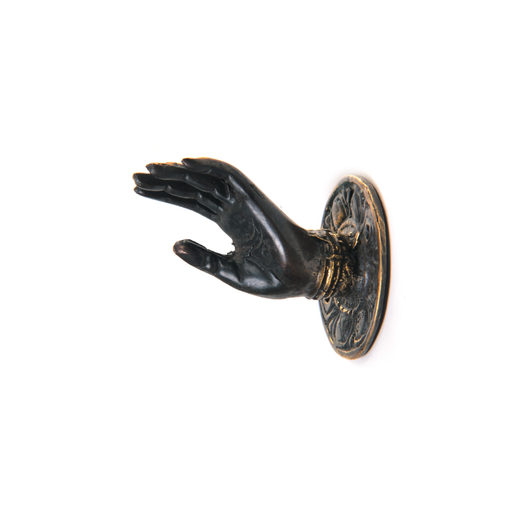 Wandhaken 'Hand links', aus Bronze, Ø 4 cm, H 4 cm von fischer's lagerhaus