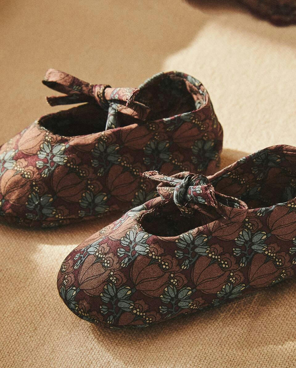 SAPATINHOS INFANTIS FEITOS COM TECIDO LIBERTY