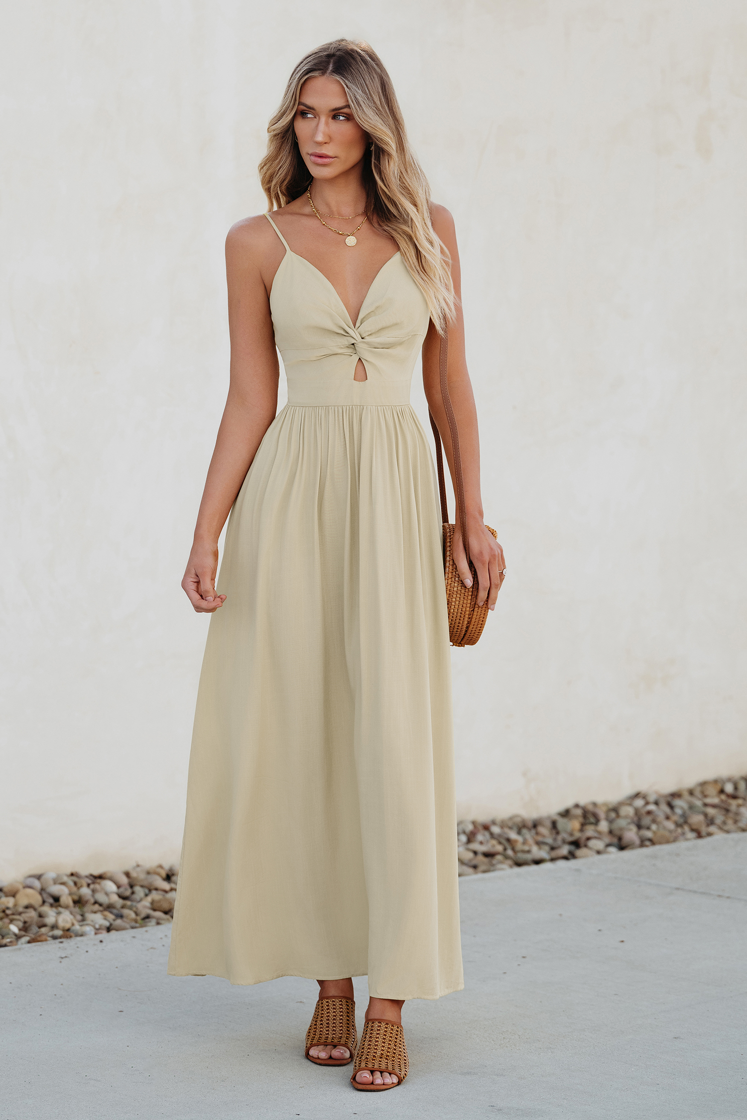 Robe maxi avec col en cœur torsadée et trou de serrure abricot