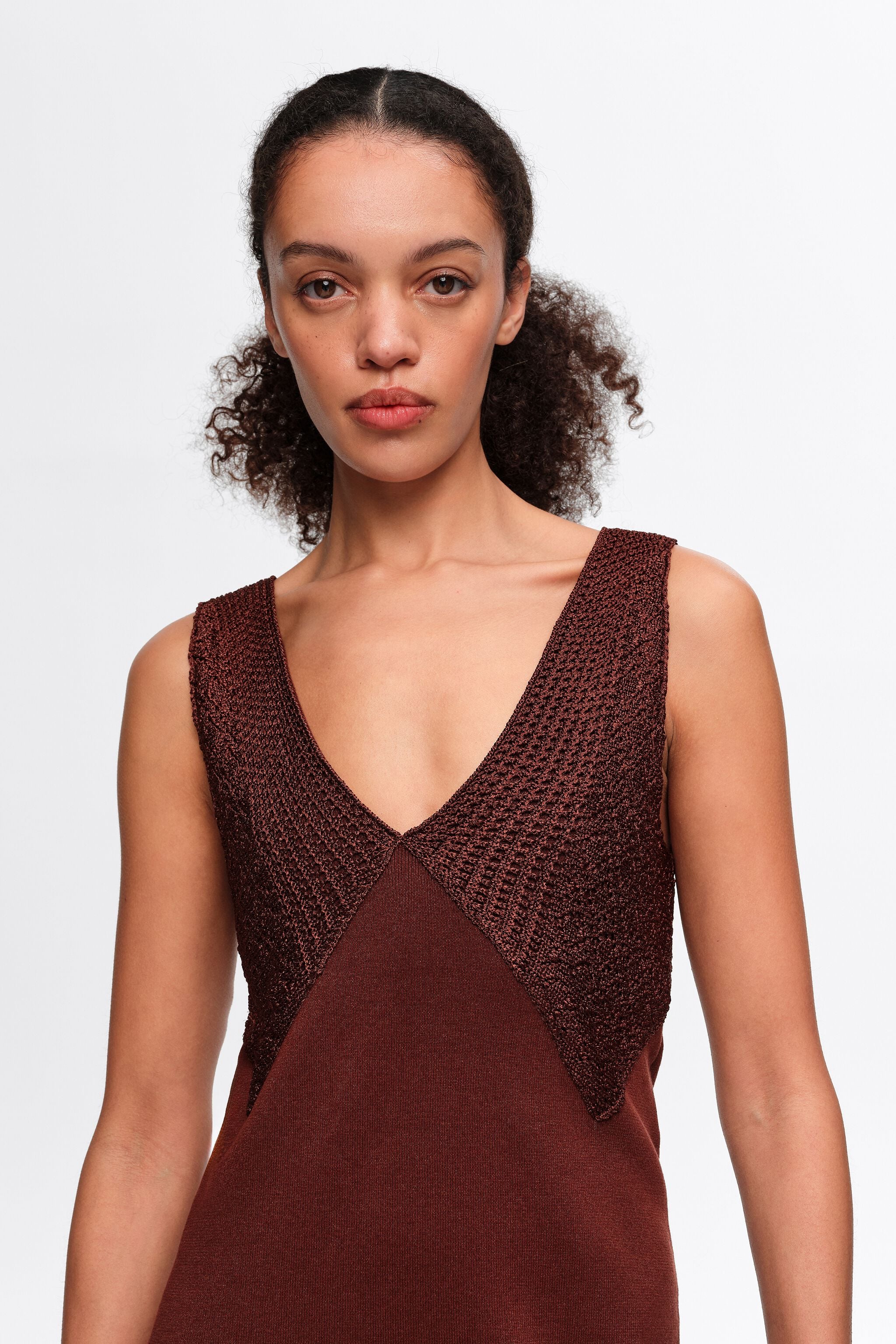 Vestido marrom de malha evasê em dois materiais