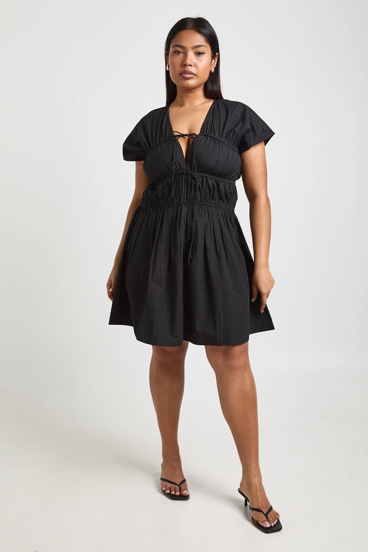 boohoo Robe Mini Froncée En Popeline De Coton Grande Taille