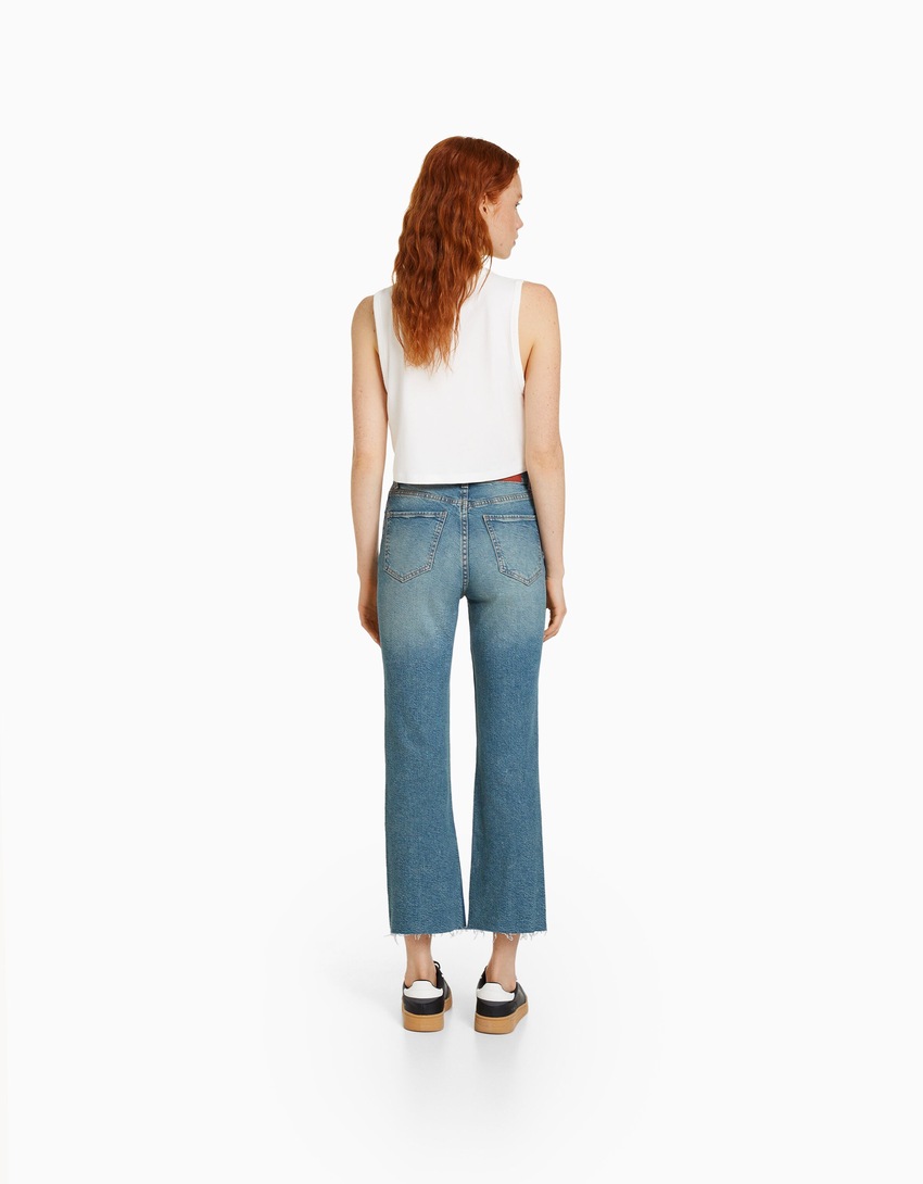 Calça jeans cropped boca de sino