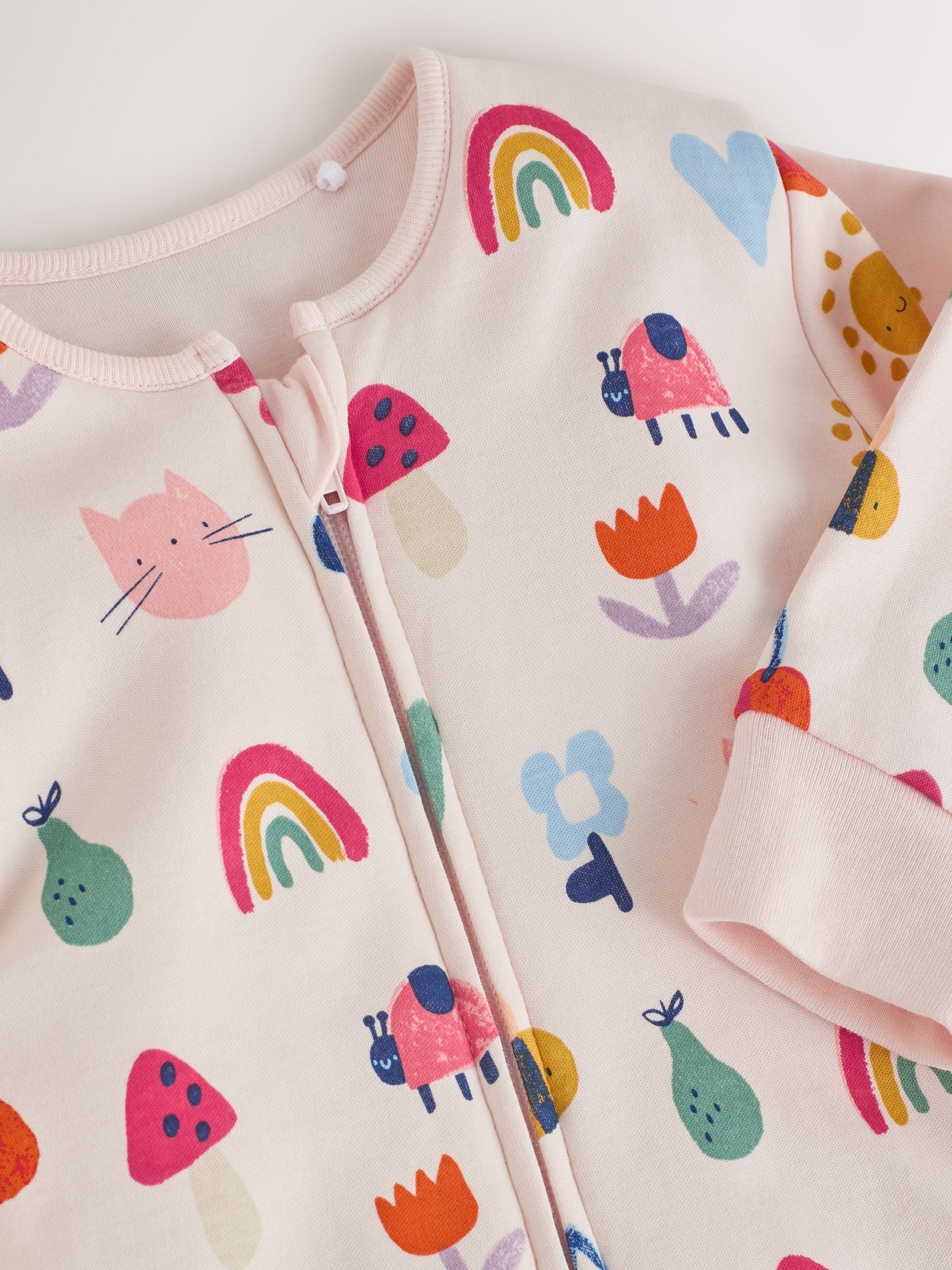 Felgekleurd met figuurtjes - 2.5 TOG gewatteerde babypyjama