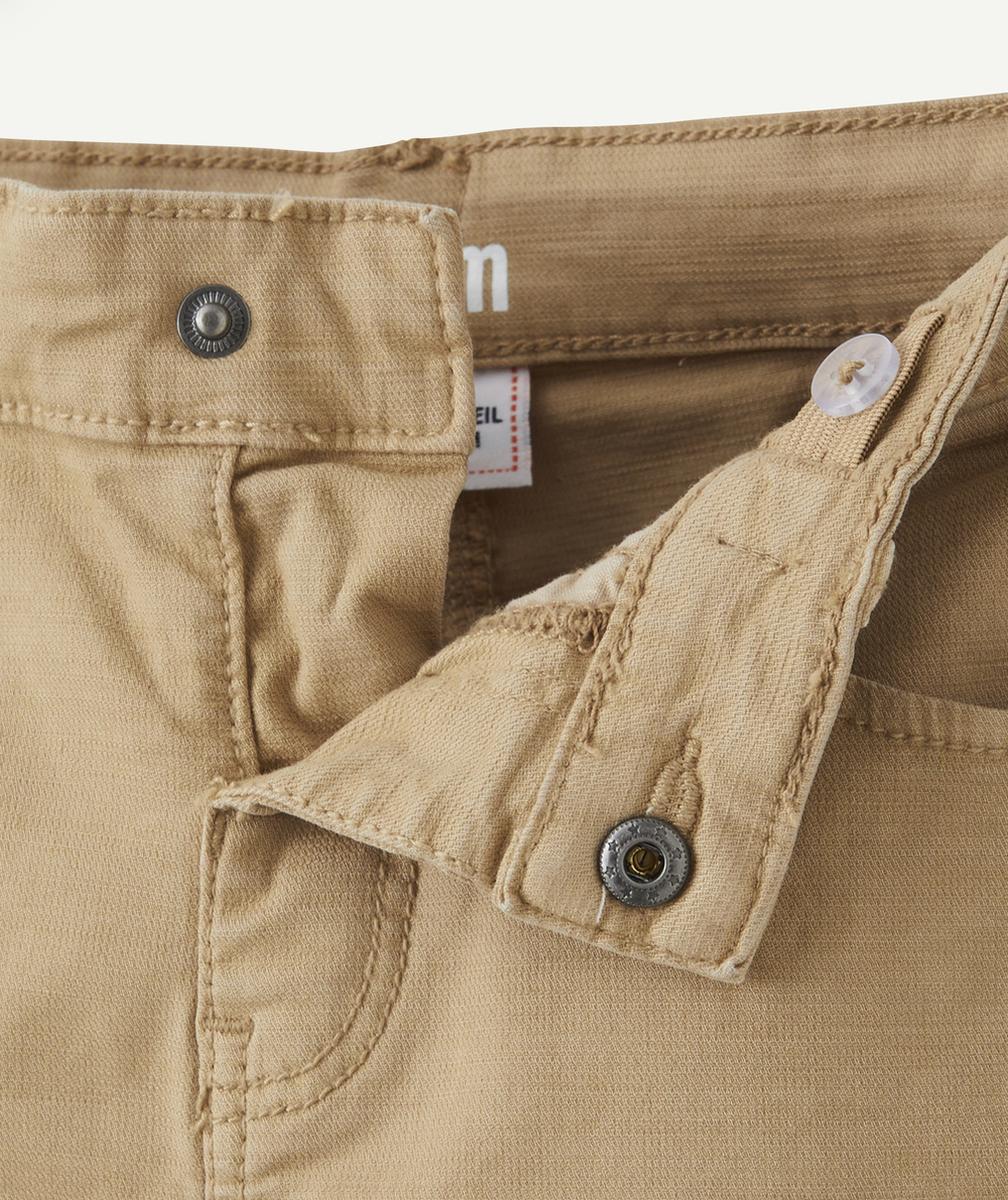 pantalon slim garçon beige avec poches style cargo