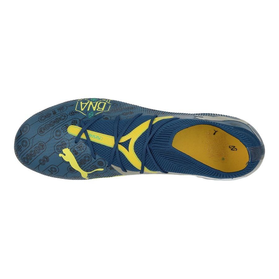 PUMA Future 7 Match MG NJR BNA - Sailing Blue/Marine Blue/Jaune/Grassy Green/Doré ÉDITION LIMITÉE