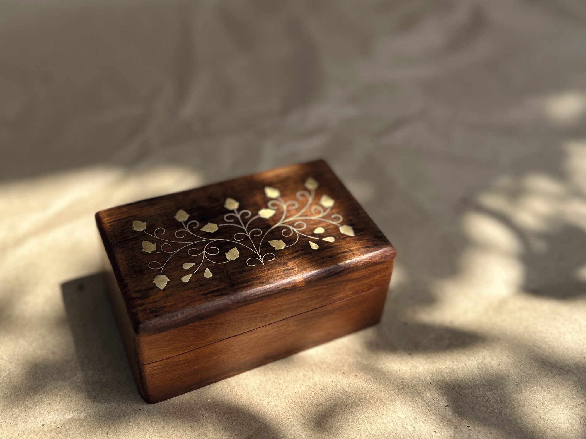 Holz-Schatulle mit Messingintarsien, braun, gold, B 13 cm, L 7,5 cm, H 5 cm von fischer's lagerhaus