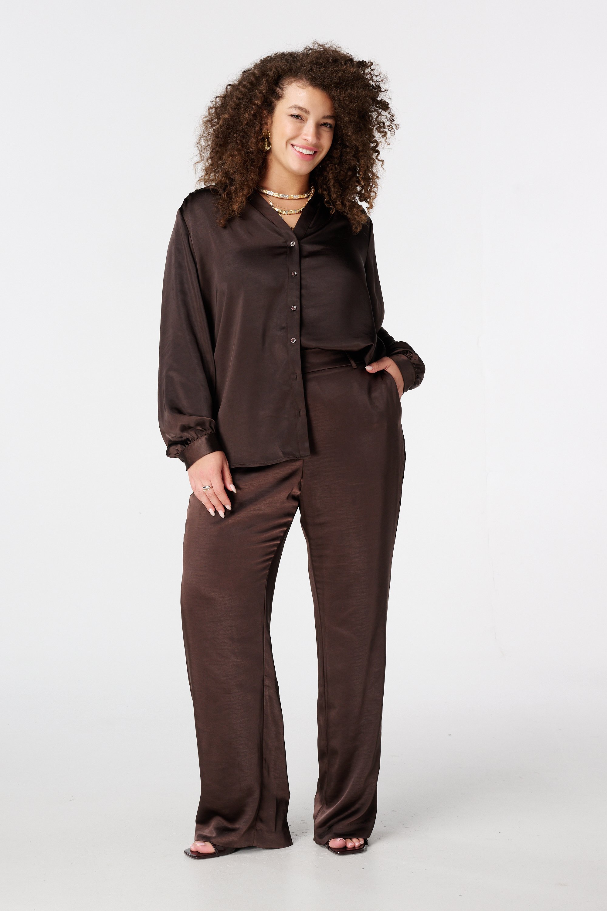 Satijnen blouse met gouden knoopsluiting Donker bruin