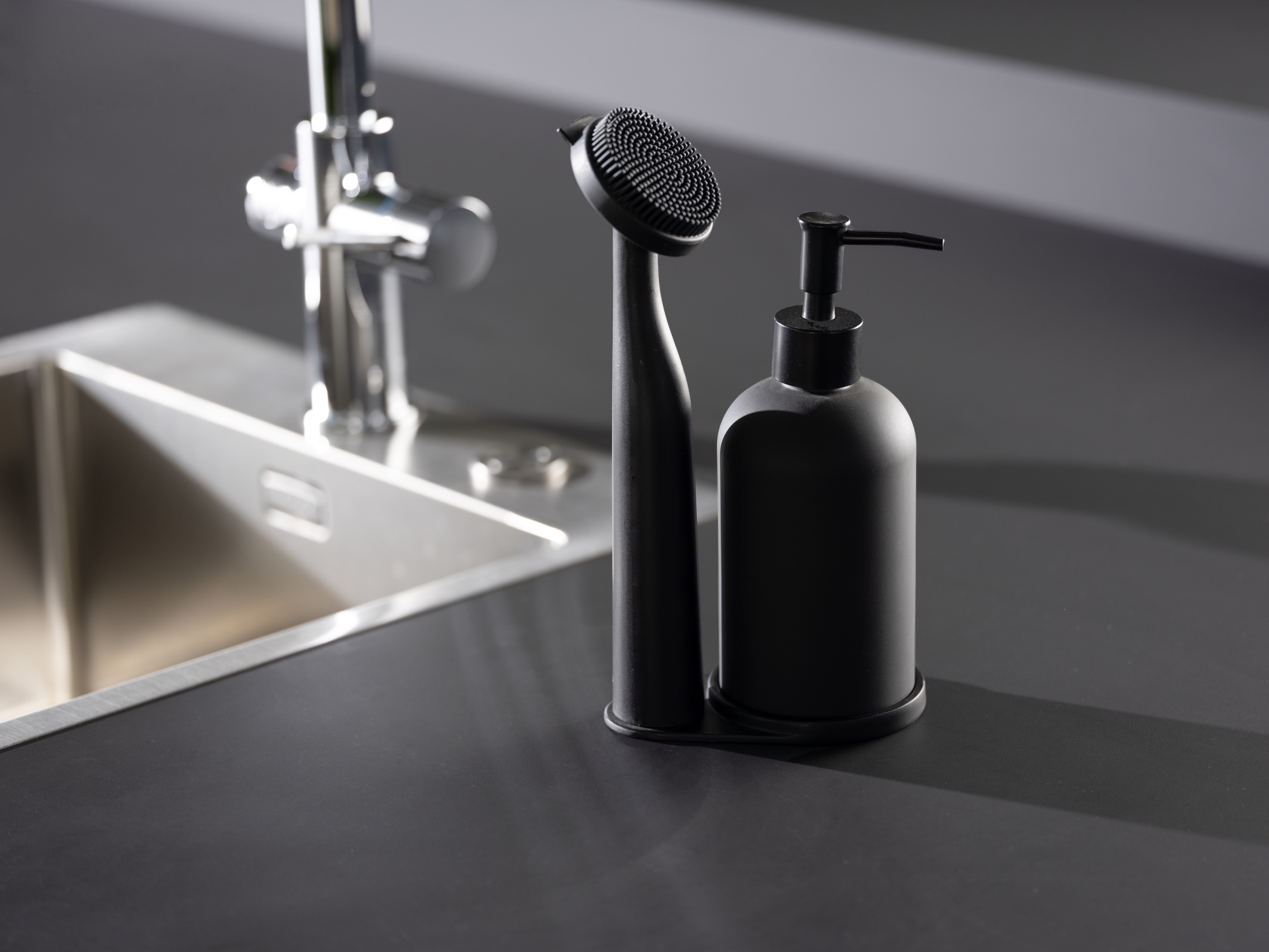WENKO Spülmittelspender »Modell Piedo« Spül-Set, inkl. Spülbürste mit Halterung, Glas/Polyresin