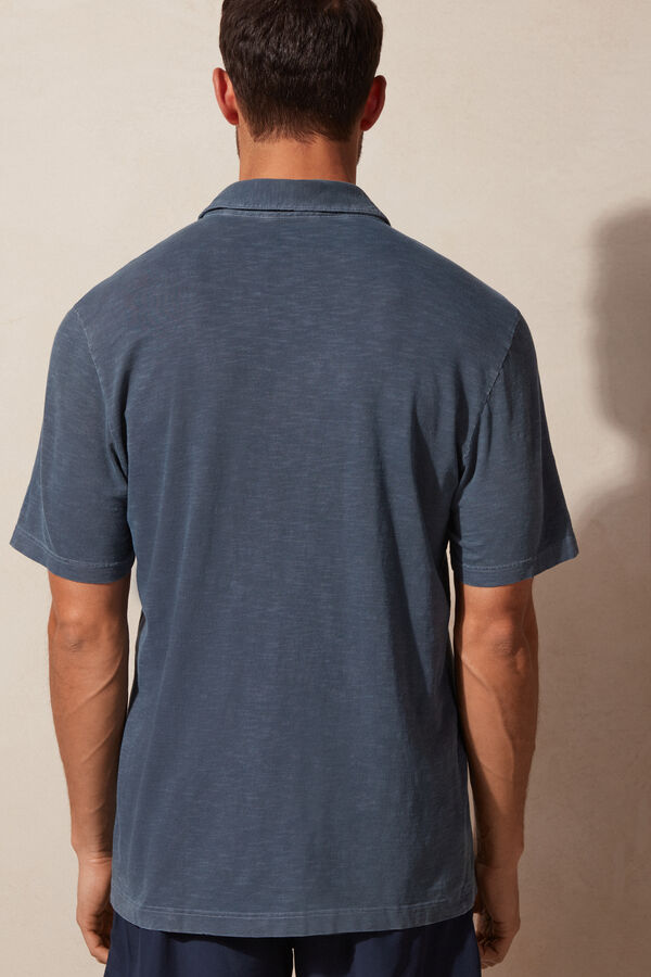 Camisa polo de manga curta em algodão mesclado com lavagem especial.
