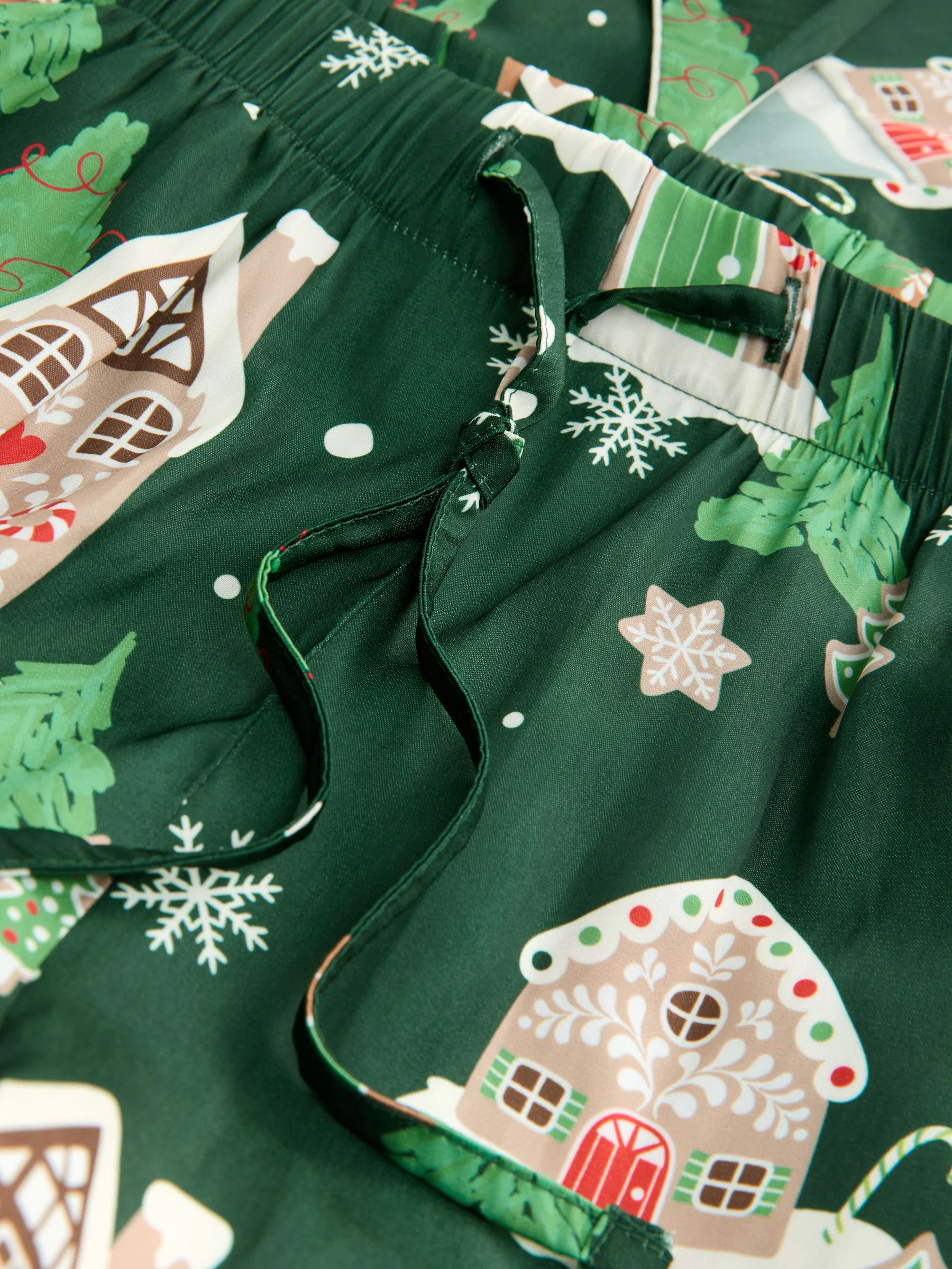 Groen met peperkoekprintmotief - Satin Button Through Christmas House Pyjamas