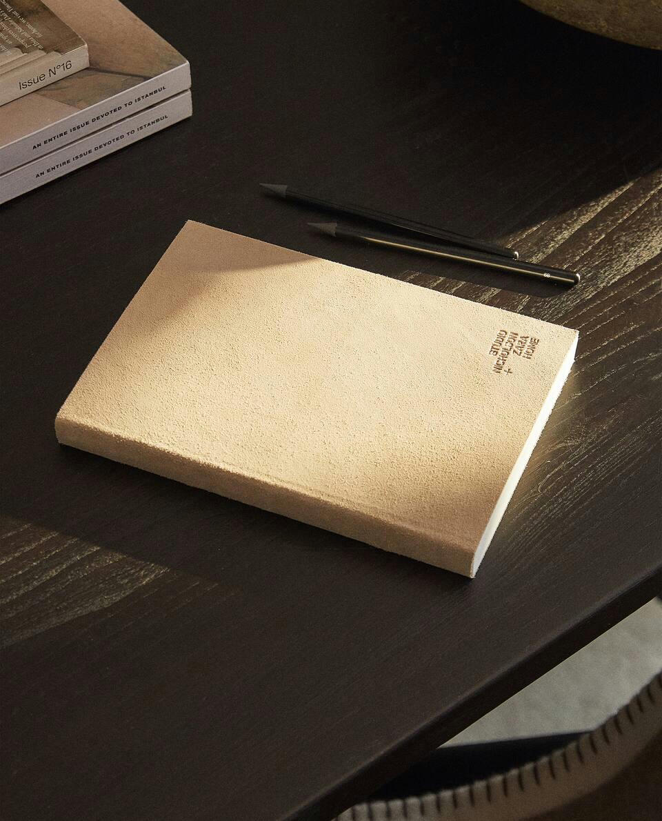 CADERNO DE COURO X STUDIO NICHOLSON