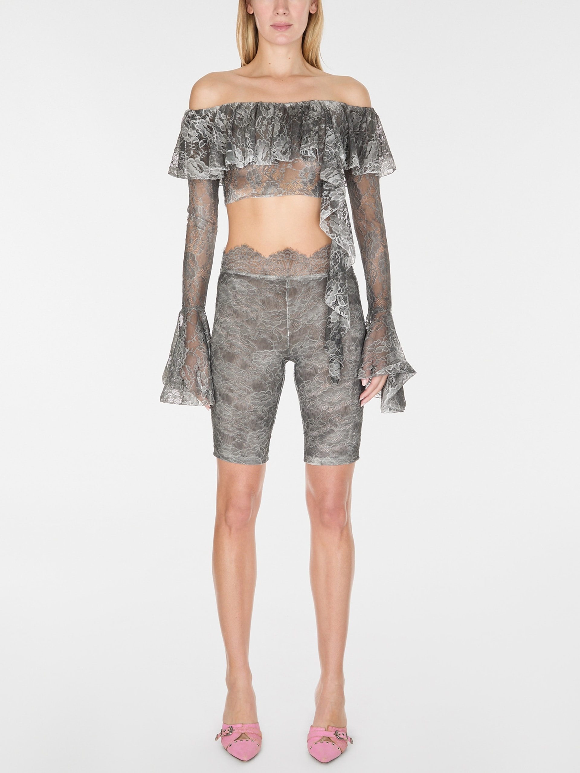 blusa de renda com ombros à mostra