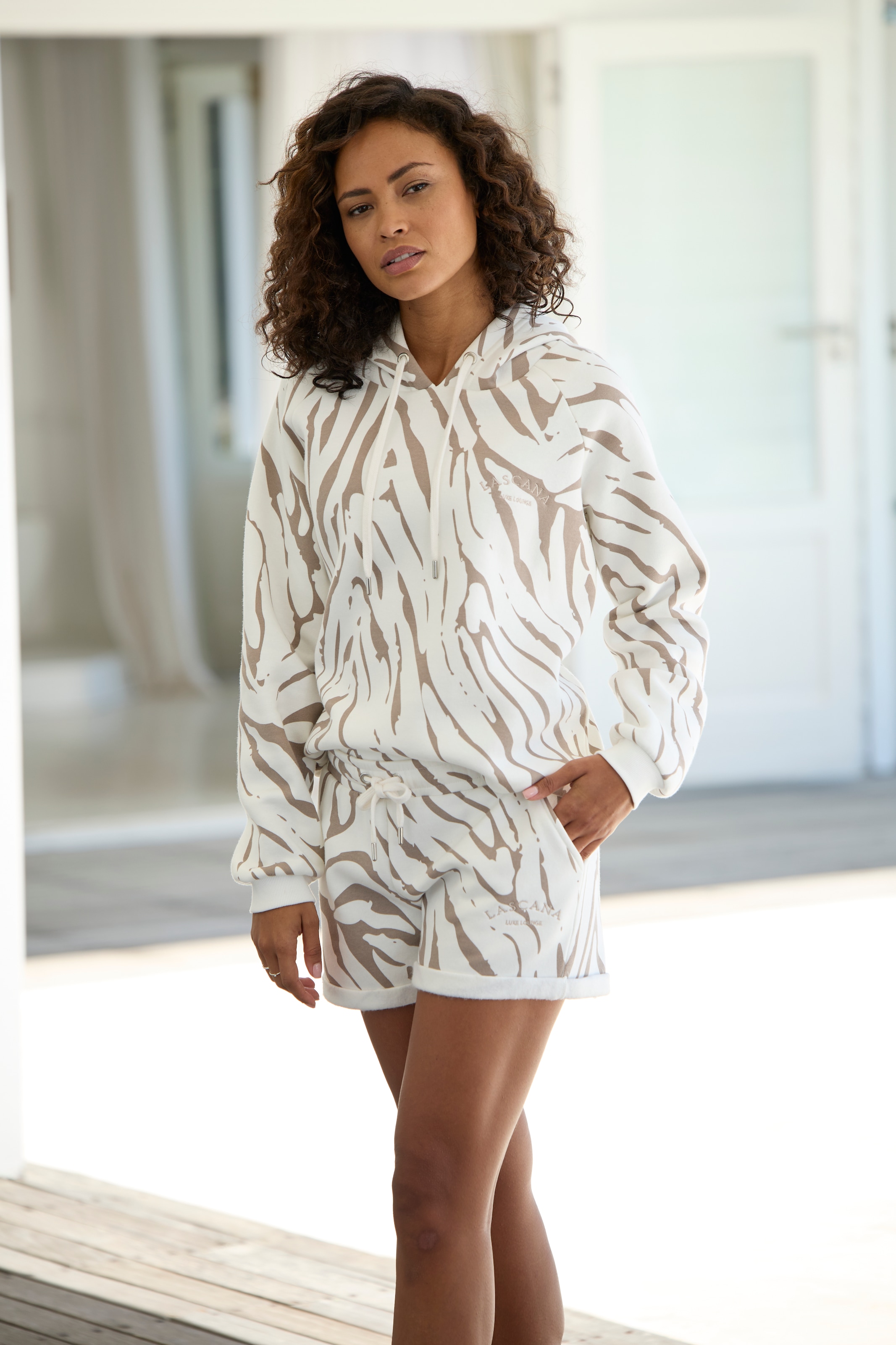LASCANA Kapuzensweatshirt , mit Zebramuster, Loungewear