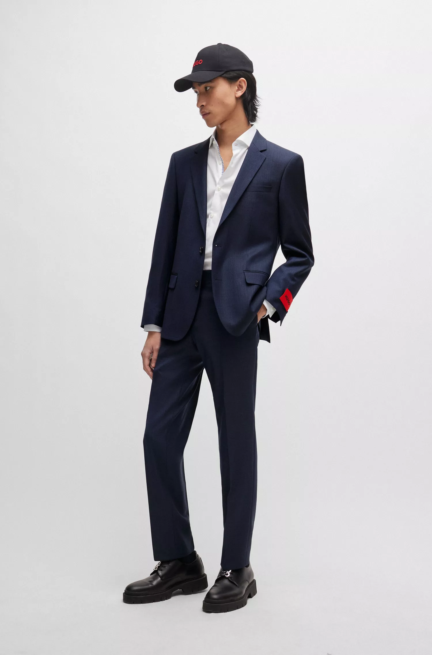 Terno HUGO vermelho, corte slim, em lã elástica estampada.