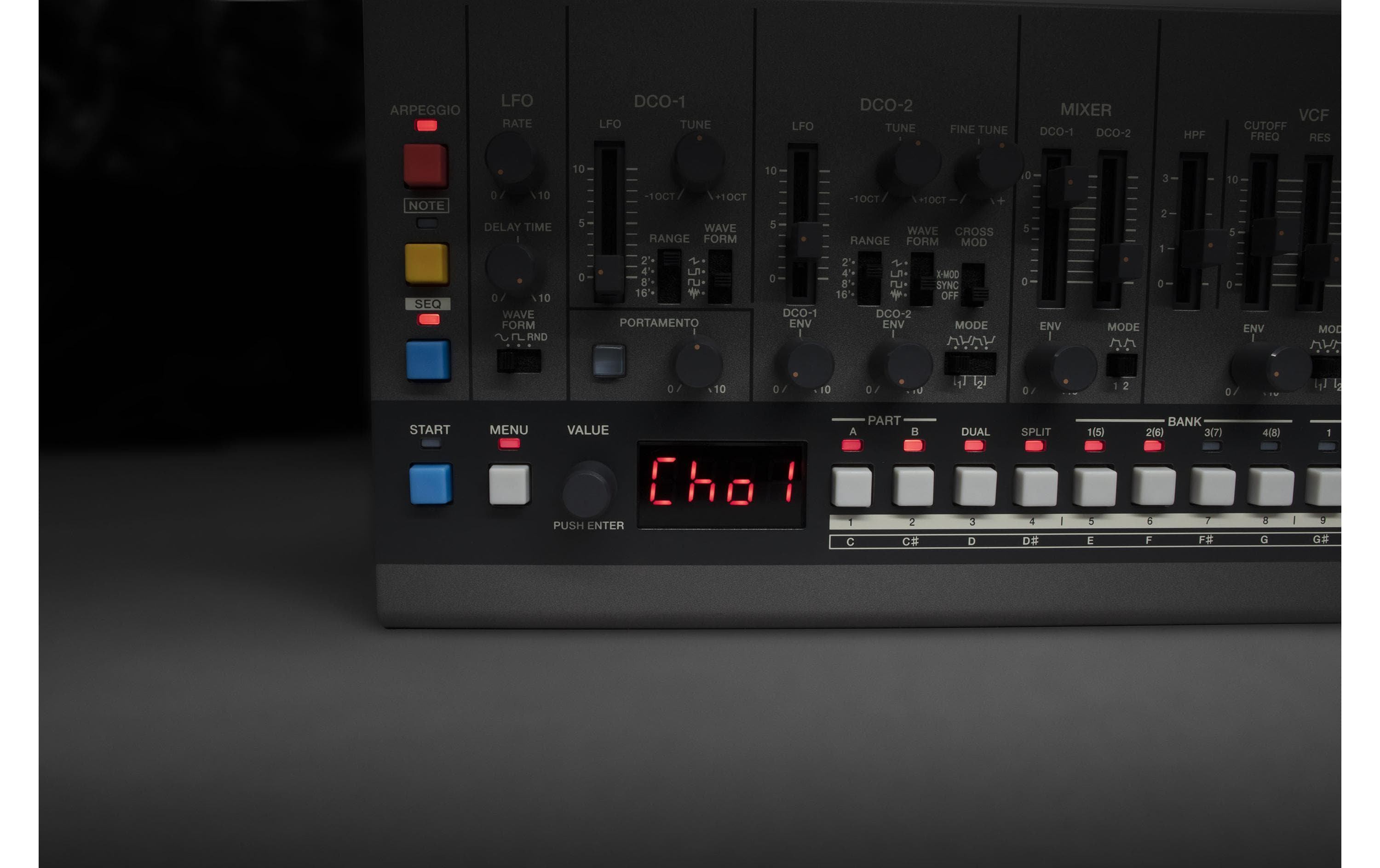 Synthesizer JX-08<br>Authentischer JX-8P Sound mit originalem Spiel- und Klangerzeugungsverhalten
