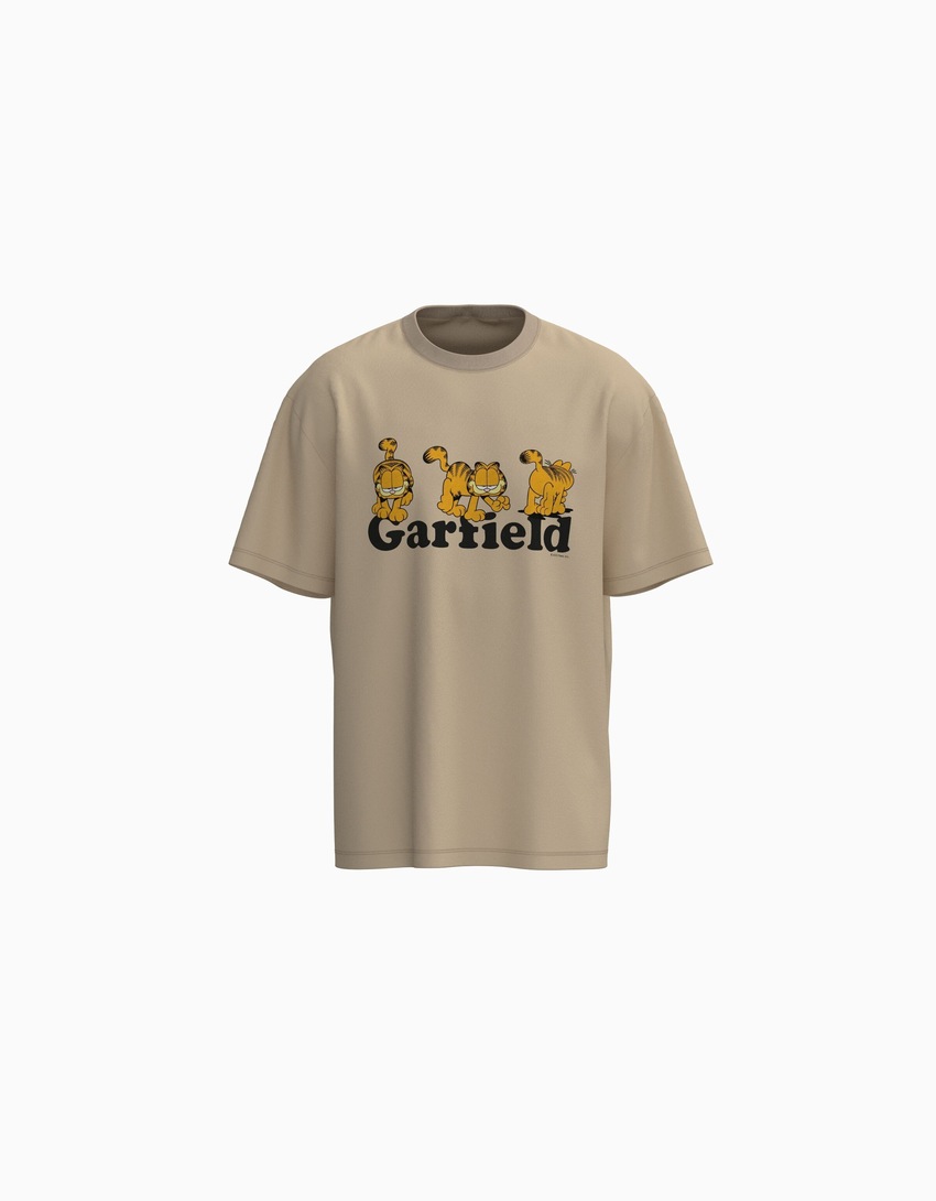 Camiseta de manga curta com estampa do Garfield e modelagem quadrada.