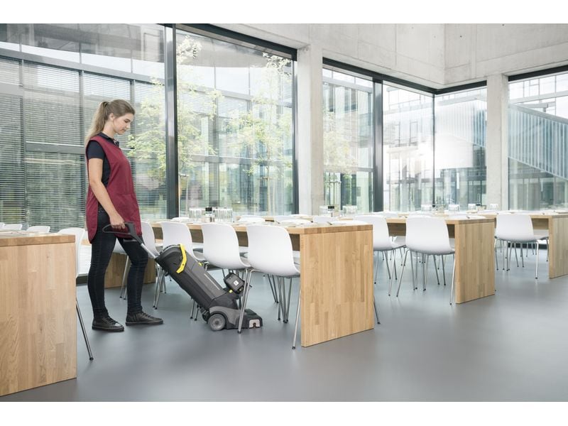 Kärcher Professional Akku-Scheuersaugmaschine BR 30/4 C Bp, Akkubetriebene Scheuersaugmaschine mit kompakter Form und geringem Gewicht