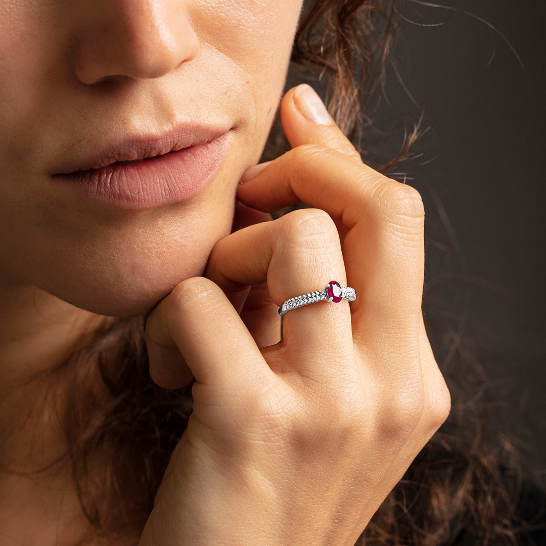 Damenring 750/18 K Weissgold mit Rubin oval und Diamanten 0.16 ct H/si