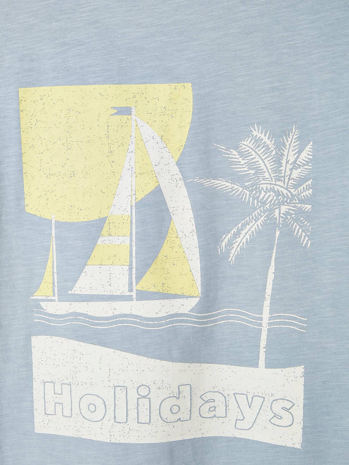 Camiseta azul-clara infantil com estampa grande de barco nas costas.