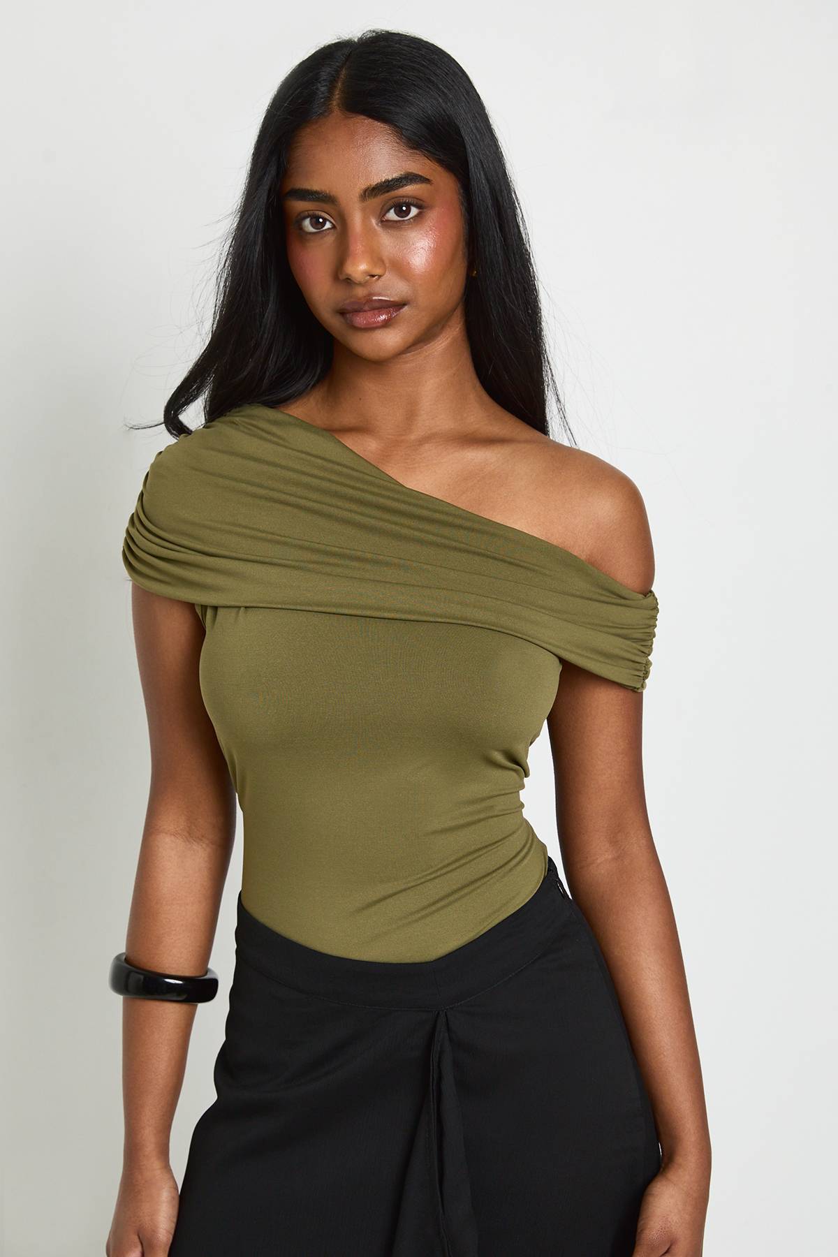 boohoo Body Moulant Mat À Épaules Dénudées