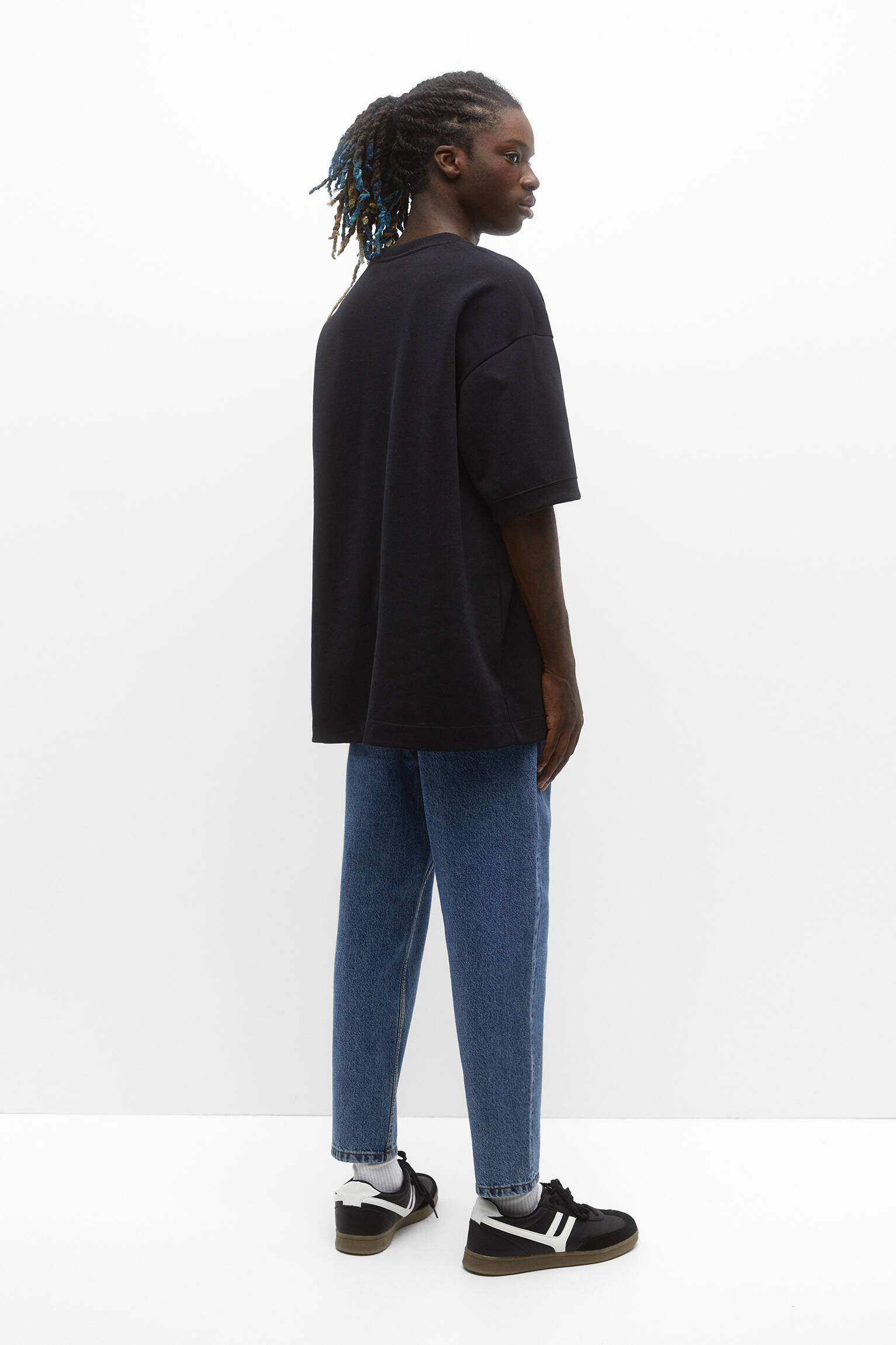 CALÇA JEANS AZUL DE CORTE PADRÃO - AZUL MÉDIO