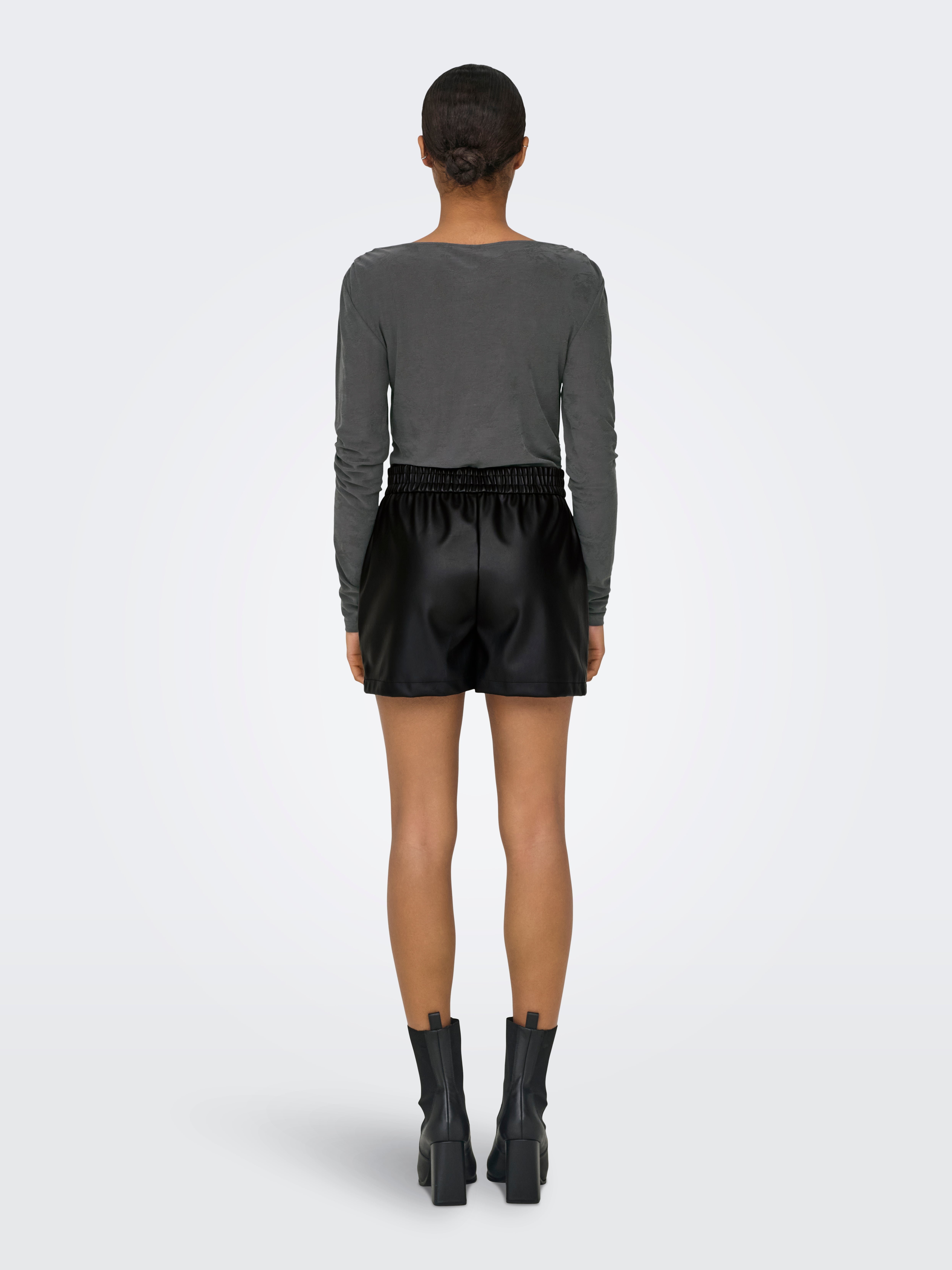 JDYALAIA Mittlere Taille Normal geschnitten Kunstledershorts Black